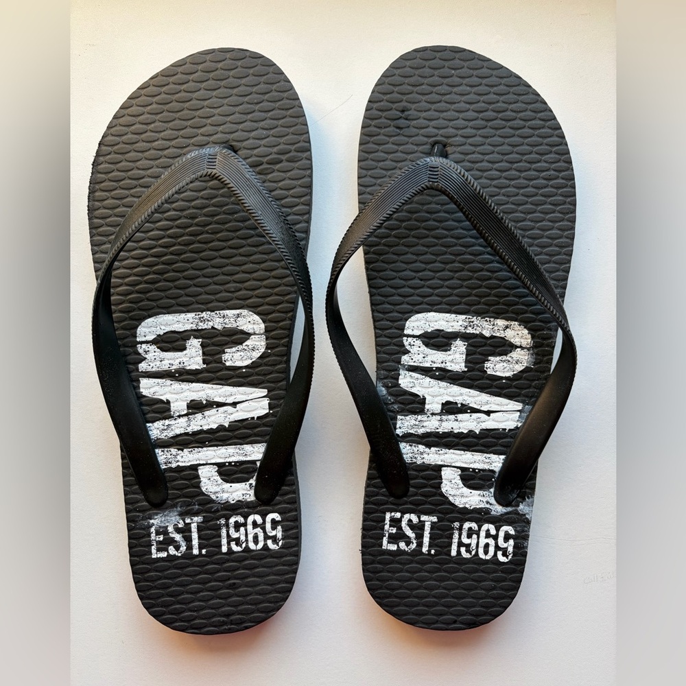 NWOT GAP Men's Black Flip-Flops with White Logo, Sz 10-11, Smoke/Pet Free Home